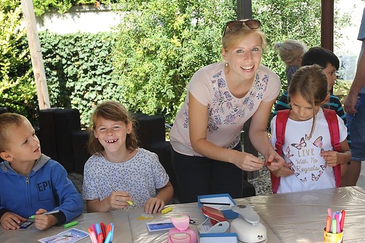 Bei Frau Maurer entstehen Schlüsselanhänger aus Shrunkfolie.