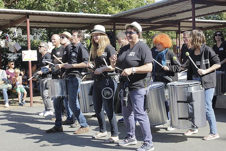 Trommelgruppe "Samba Lundi" weckt Flomersheim.
