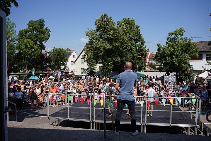 Unser Chef begrüßte die Anwesenden und eröffnete das Fest von unserer neuen Bühne aus