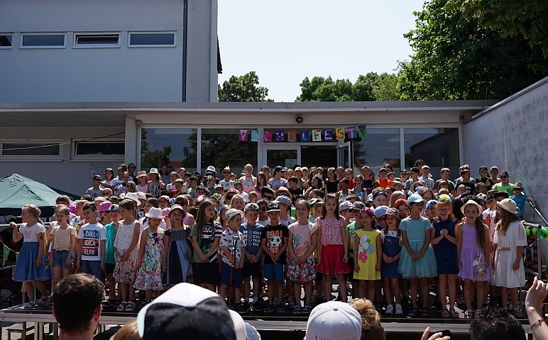 Alle Schüler beim Abschlusslied