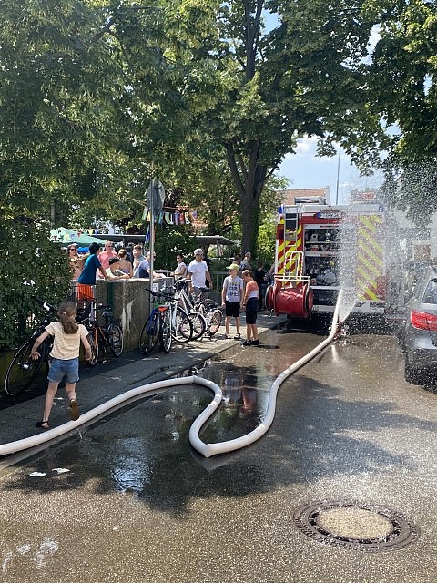 Die freiwillige Feuerwehr sorgte für Abkühlung